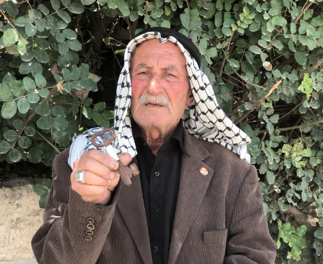 وقعت المجزرة جوارهم، هربوا، قالوا هي أيام قليلة وسنعود، لكن مرَّت 70 عاماً.. أبو خالد مدرب الدراجات النارية يحكي قصته مع النكبة