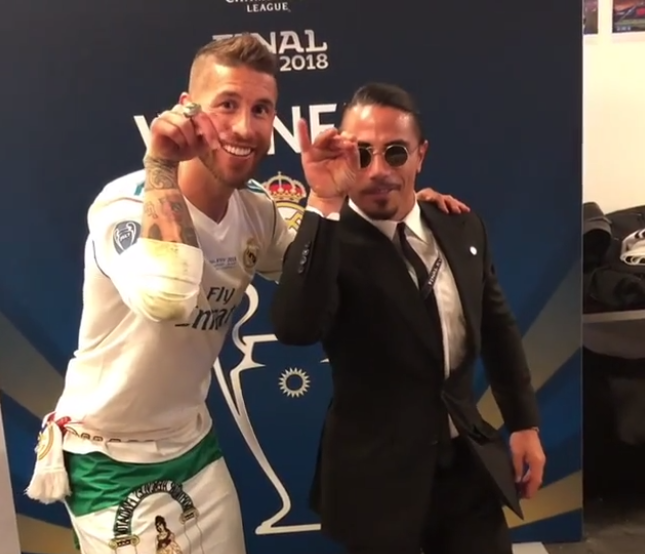 بعد مواساته لمحمد صلاح.. الطباخ التركي يحتفل مع راموس ويرشان الملح على كأس البطولة (فيديو)