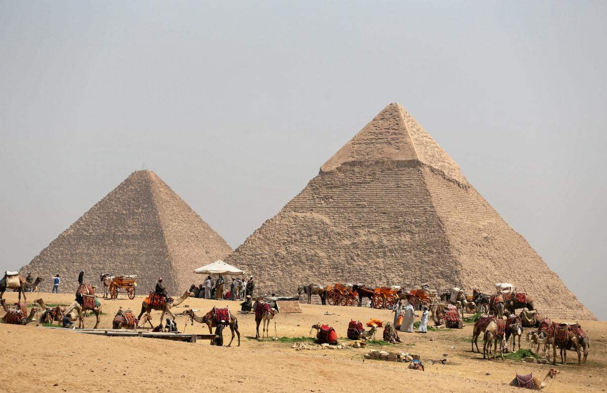 أبو الهول ينظر إلى “بيتزا هت” وموناليزا تشكو كاميرات الأيفون.. هذه عجائب الدنيا ولكن من زوايا مختلفة