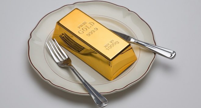 العين تأكل قبل الفم أحياناً.. الذهب في أطباق دبي: لا يغذّي، ولا يُهضم ويخرج كما دخل!