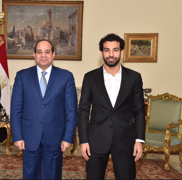السيسي يتصل بصلاح ويدعو له بالشفاء.. 4 مواقف جمعت الرئيس المصري بنجم ليفربول