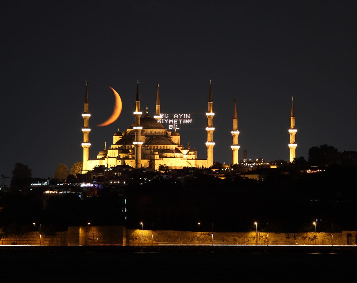 هل لاحظت الكلمات المكتوبة بالأضواء على مآذن المساجد التركية.. هناك قصة عثمانية ترتبط بشهر رمضان وراءها
