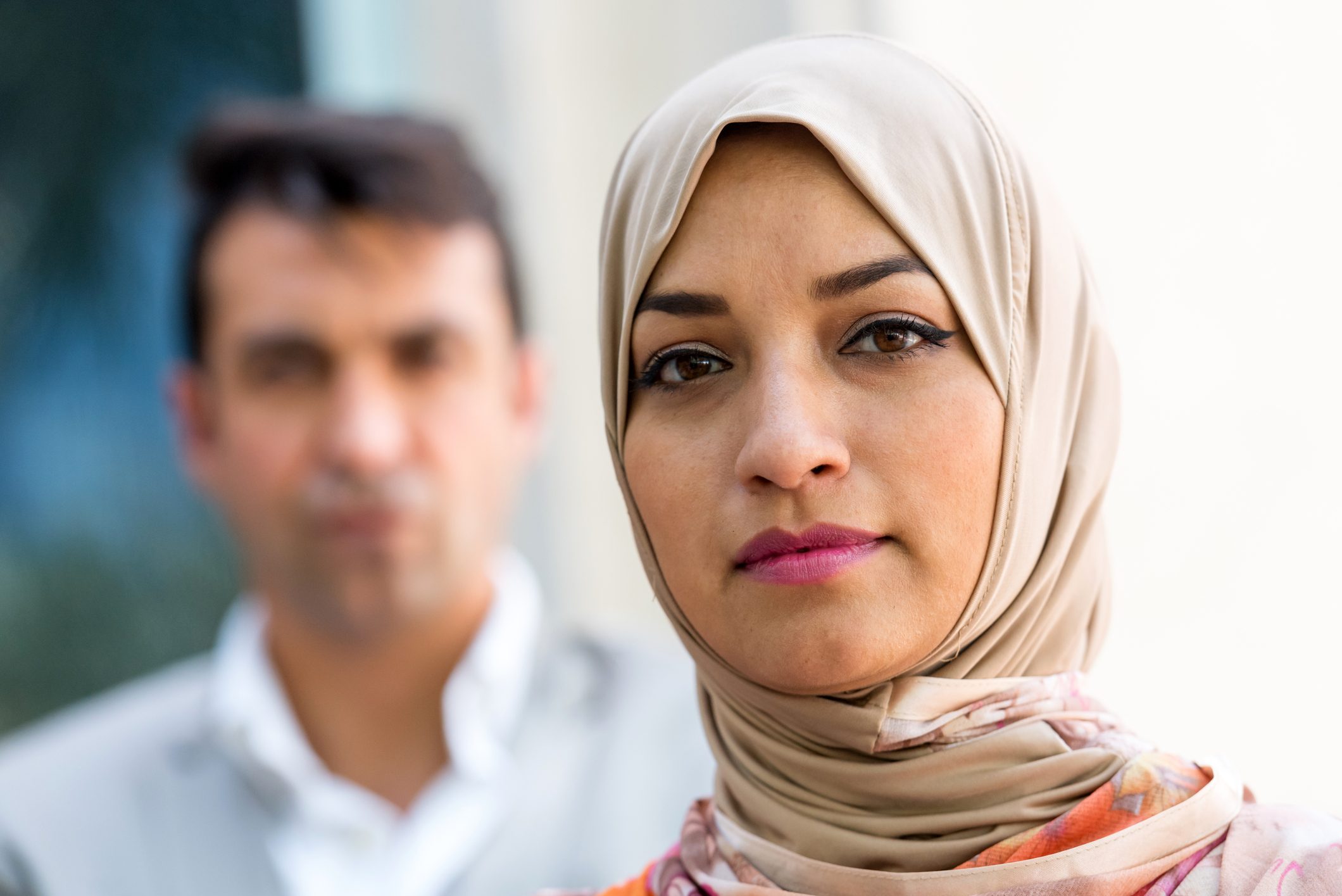 لماذا يغامر “رجل ذو نزعة شرقية” باختيار زوجة حرة ومتفتّحة؟