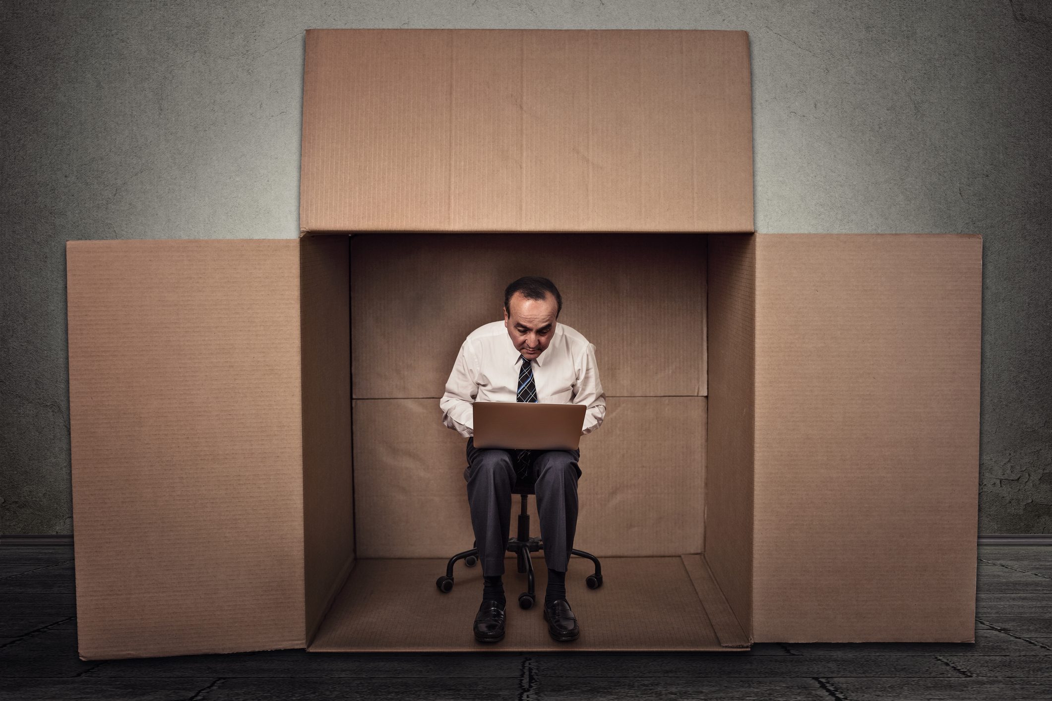 حقيقة مؤلمة.. الفقر يجعل الإنسان أقل ذكاءً.. كيف يؤثر المال الذي تملكه على دماغك؟