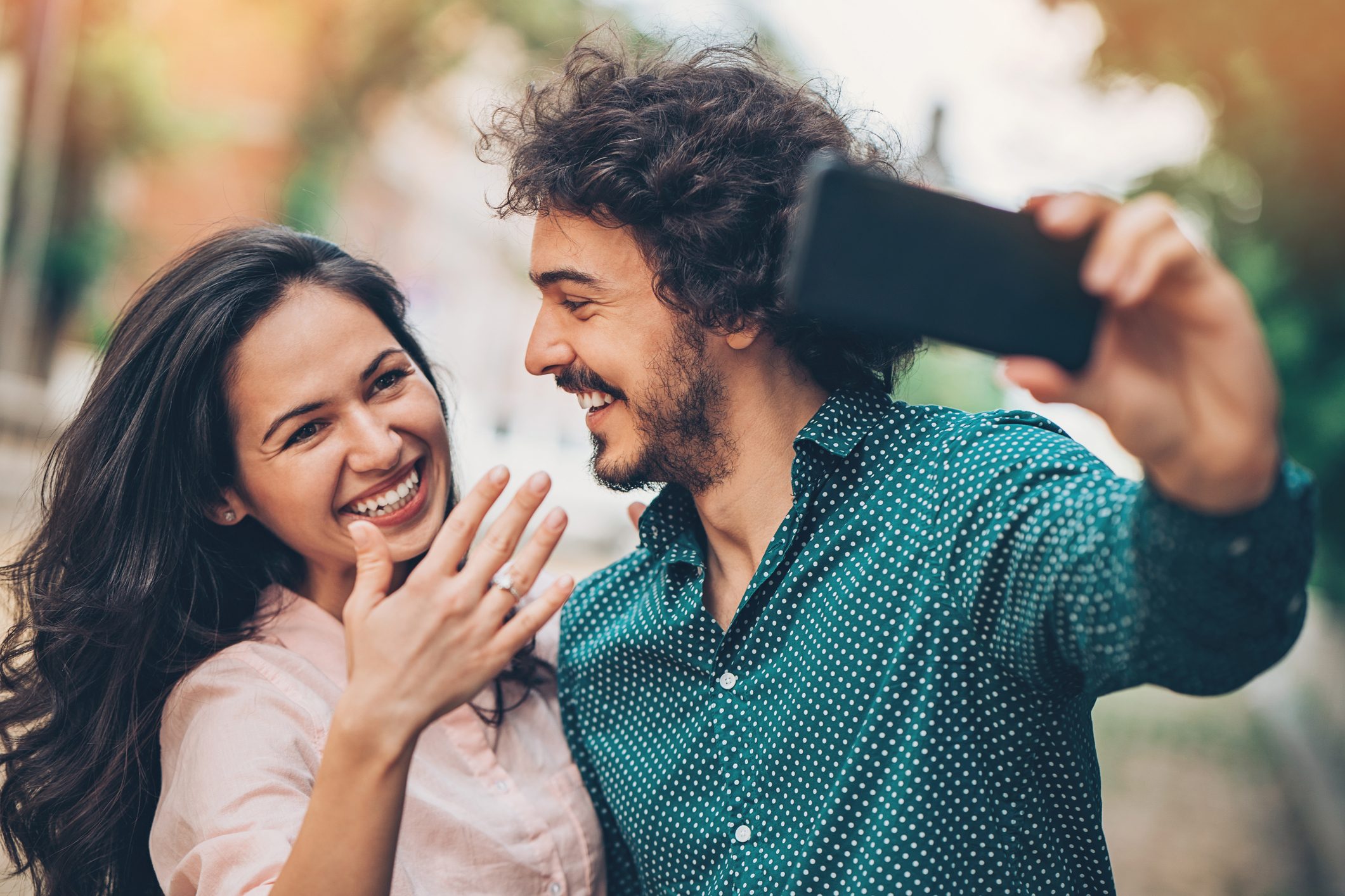 كيف تبدو أجمل عند التقاط الصور؟.. أرجوك لا تقل “تشيز” دائماً، واتبع هذه النصائح