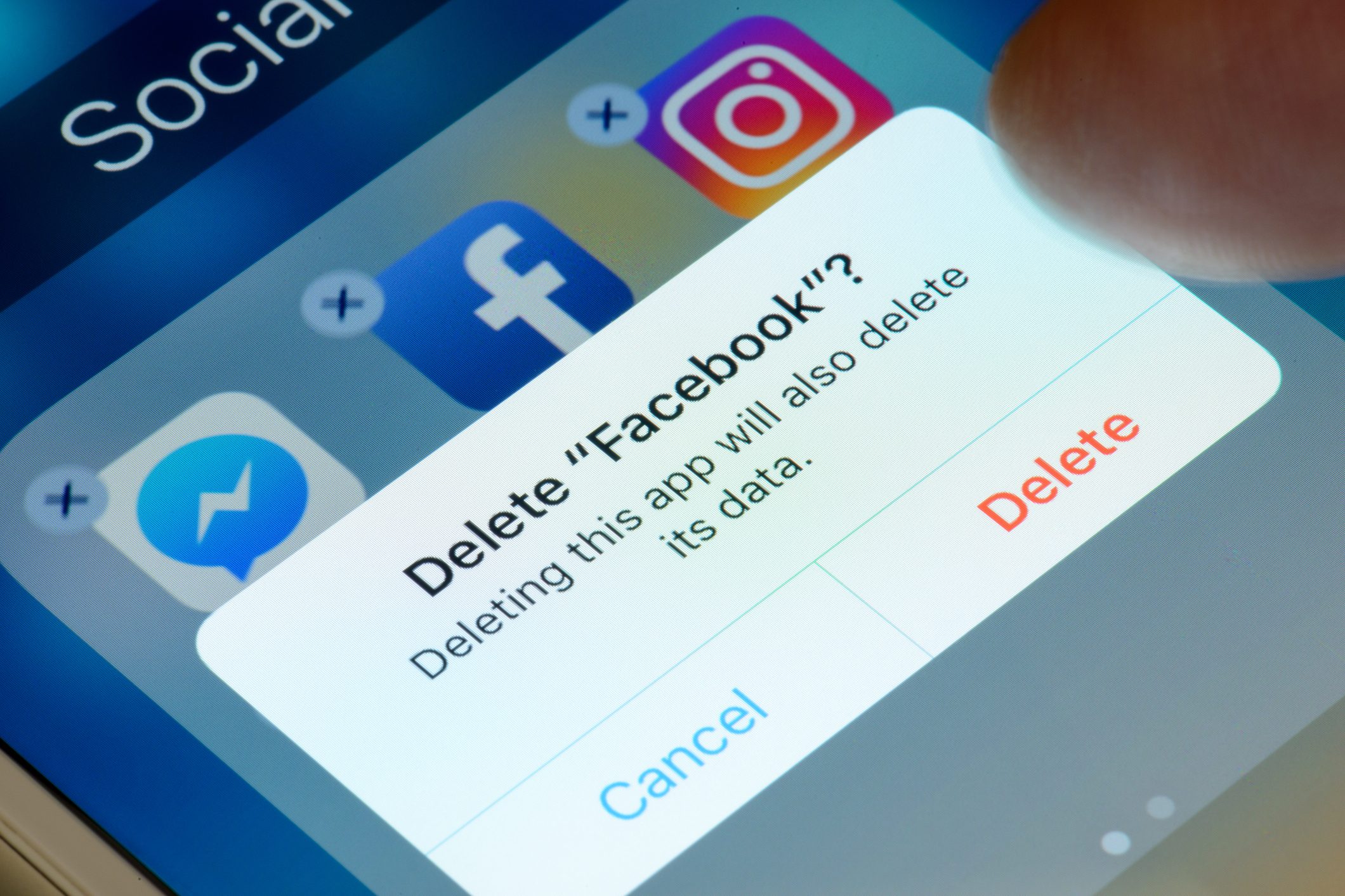 للحفاظ على أمنهم.. فيسبوك يطلب من مستخدميه رفع صورٍ عارية لهم!!