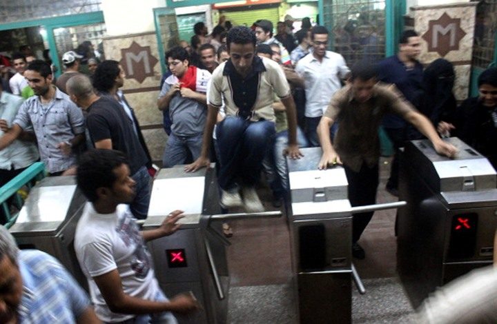 كسروا الحواجز واشتبكوا مع الشرطة.. بالفيديو غضب واسع في أول يوم عمل بعد رفع أسعار تذاكر مترو القاهرة