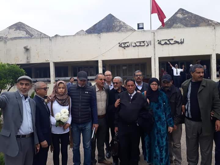 هل تذكرون فيديو المغربي الذي انهال باللكمات على وجه طالبته؟ الفتاة أنهت المعركة بطريقتها حتى الأستاذ لم يصدق ما حصل!