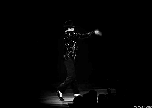 أدَّى به أشهر رقصاته وأكثرها تقليداً قبل 35 عاماً.. حذاء الـMoonwalk لمايكل جاكسون معروض للبيع!