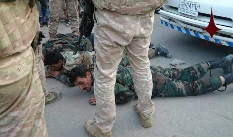 شاهد.. جنود روس يعتقلون عناصر تابعة للأسد في قلب دمشق