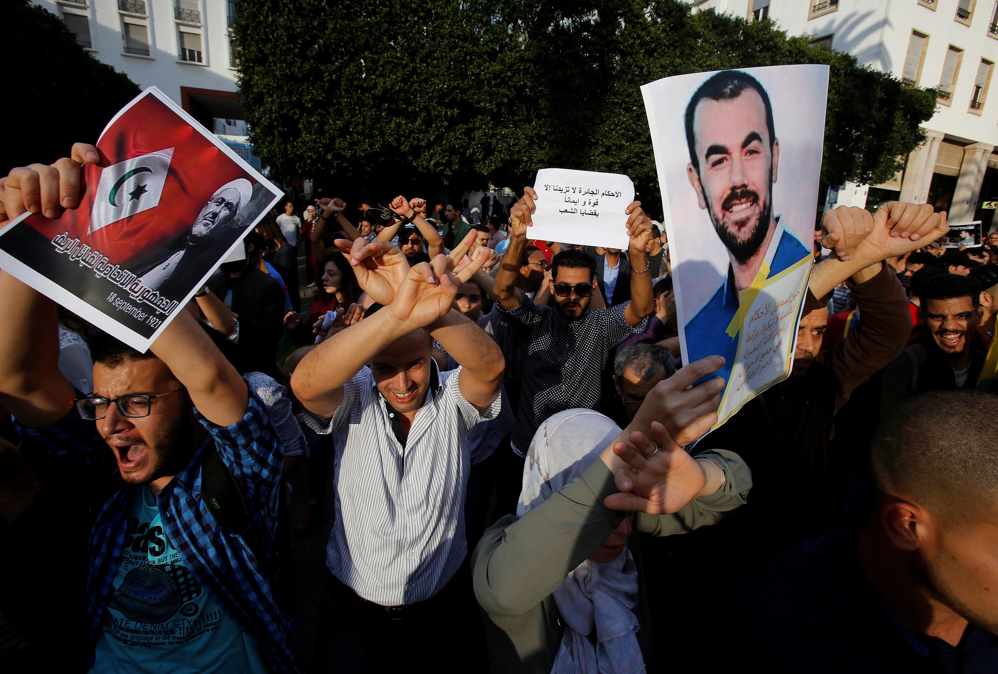 بعد أن عبَّروا عن غضبهم من الأحكام “الثقيلة” في ملف “حراك الريف”.. المغاربة ينتظرون عفواً ملكياً لطيِّ القضية، فهل يُستجاب لهم؟
