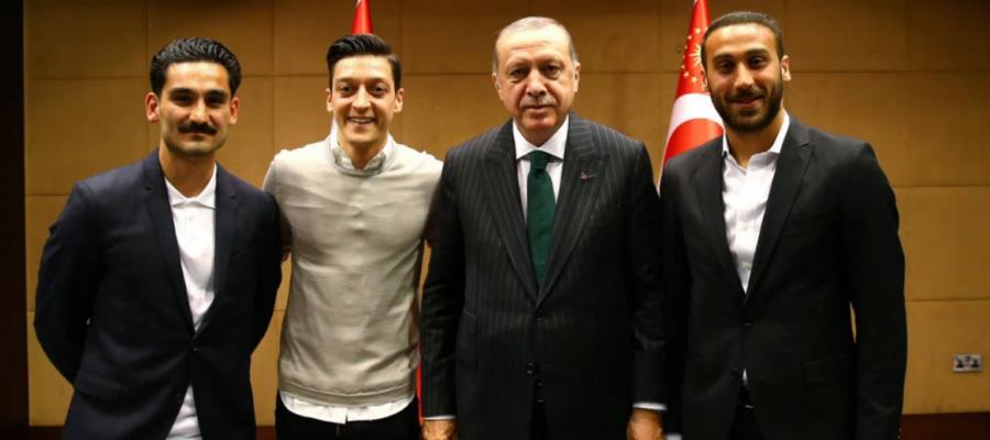 توابع زلزال ظهورهما مع أردوغان لم تتوقف.. حزب ألماني يطالب بحرمان مسعود أوزيل وغوندوغان من المشاركة في كأس العالم