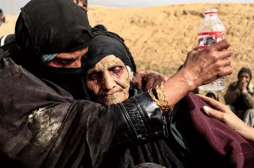 معاناتهن ليست كأي معاناة.. هؤلاء الأمهات العراقيات يجلسن كل جمعة وسط الموصل أملاً في معلومة عن فلذات أكبادهن