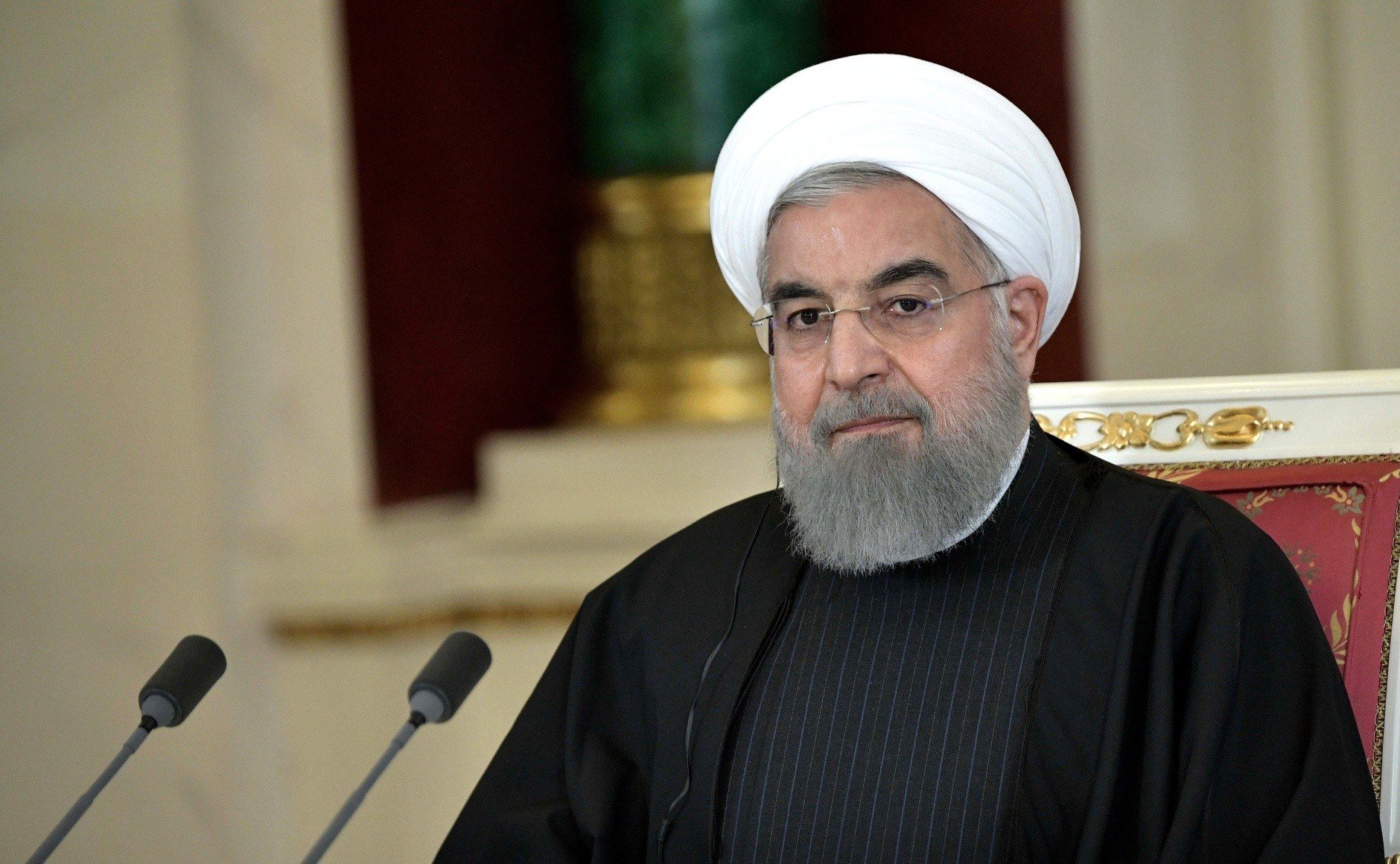 قد لا تعرفه للوهلة الأولى.. شاهد الرئيس الإيراني بلا عمامة ولا عباءة وهو يتابع مباراة بلاده ضد المغاربة
