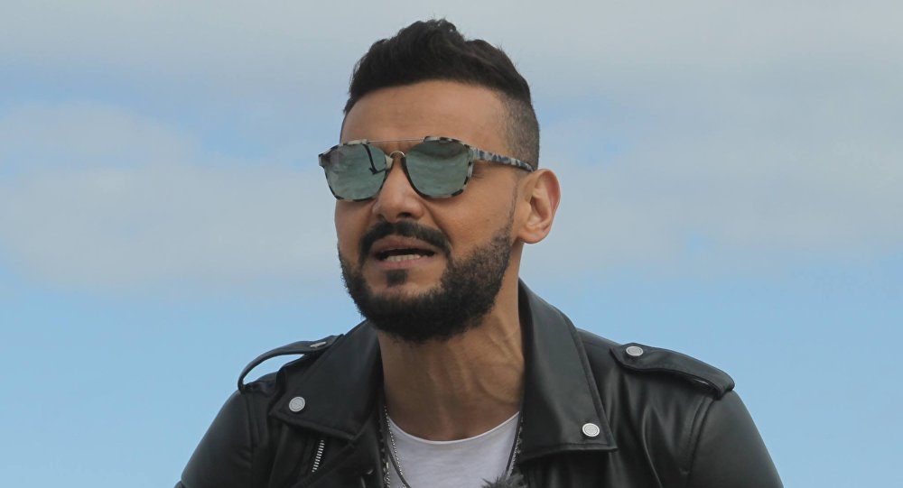 لم يبق في جسمه مكان سليم.. رامز جلال يعرض إصابات جسده بسبب لكمات الضيوف
