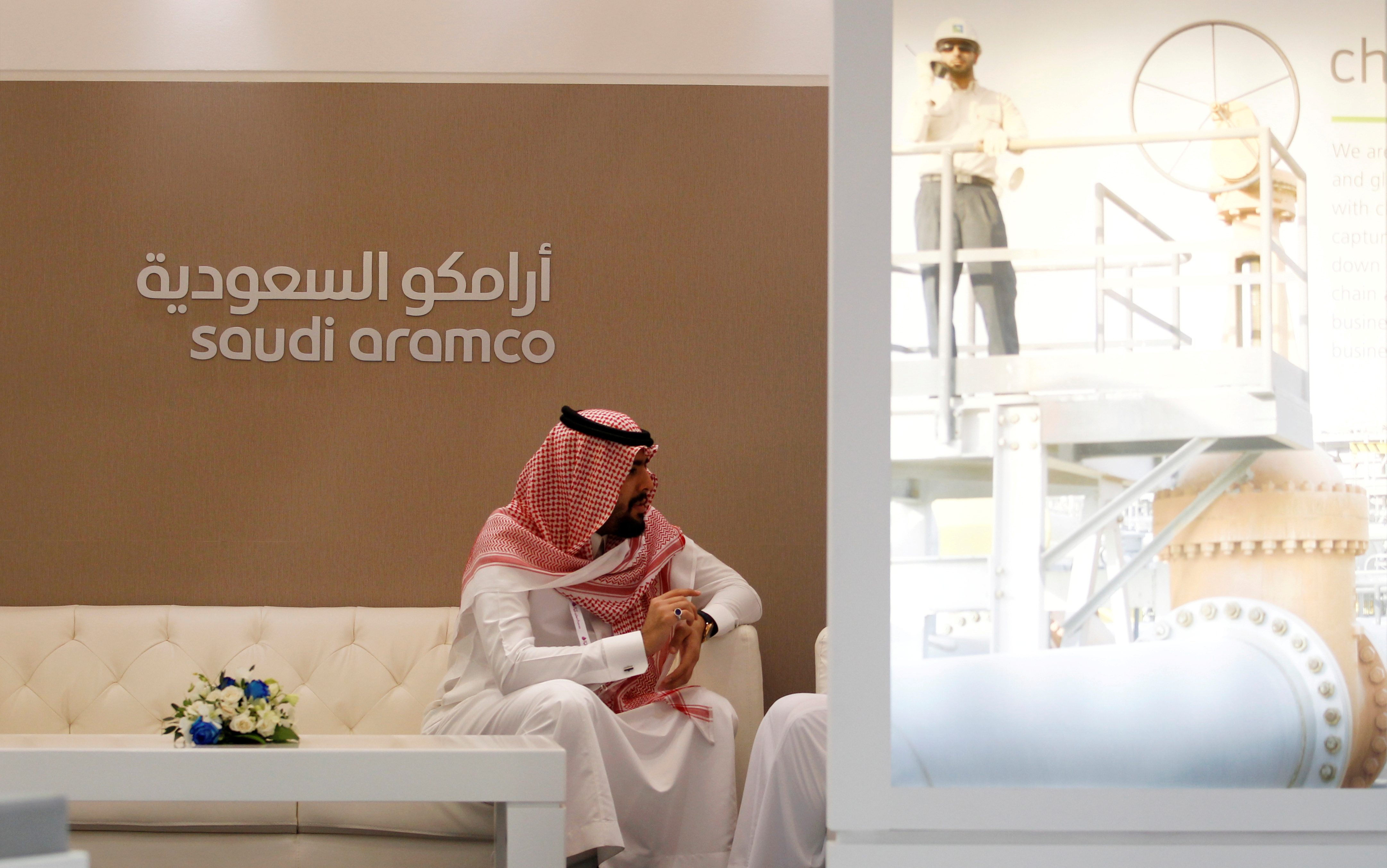 العملاق النفطي “الغامض” الذي يحمل السعودية على ظهره.. كيف يعرض تحول “أرامكو” البلاد بأسرها للخطر؟