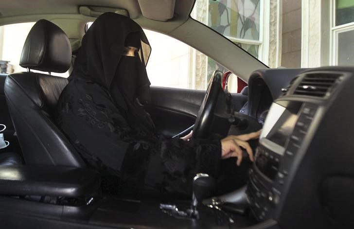 السعودية تسلّم بعض النساء رخصاً لقيادة السيارات، قبل أسابيع من سريان القرار