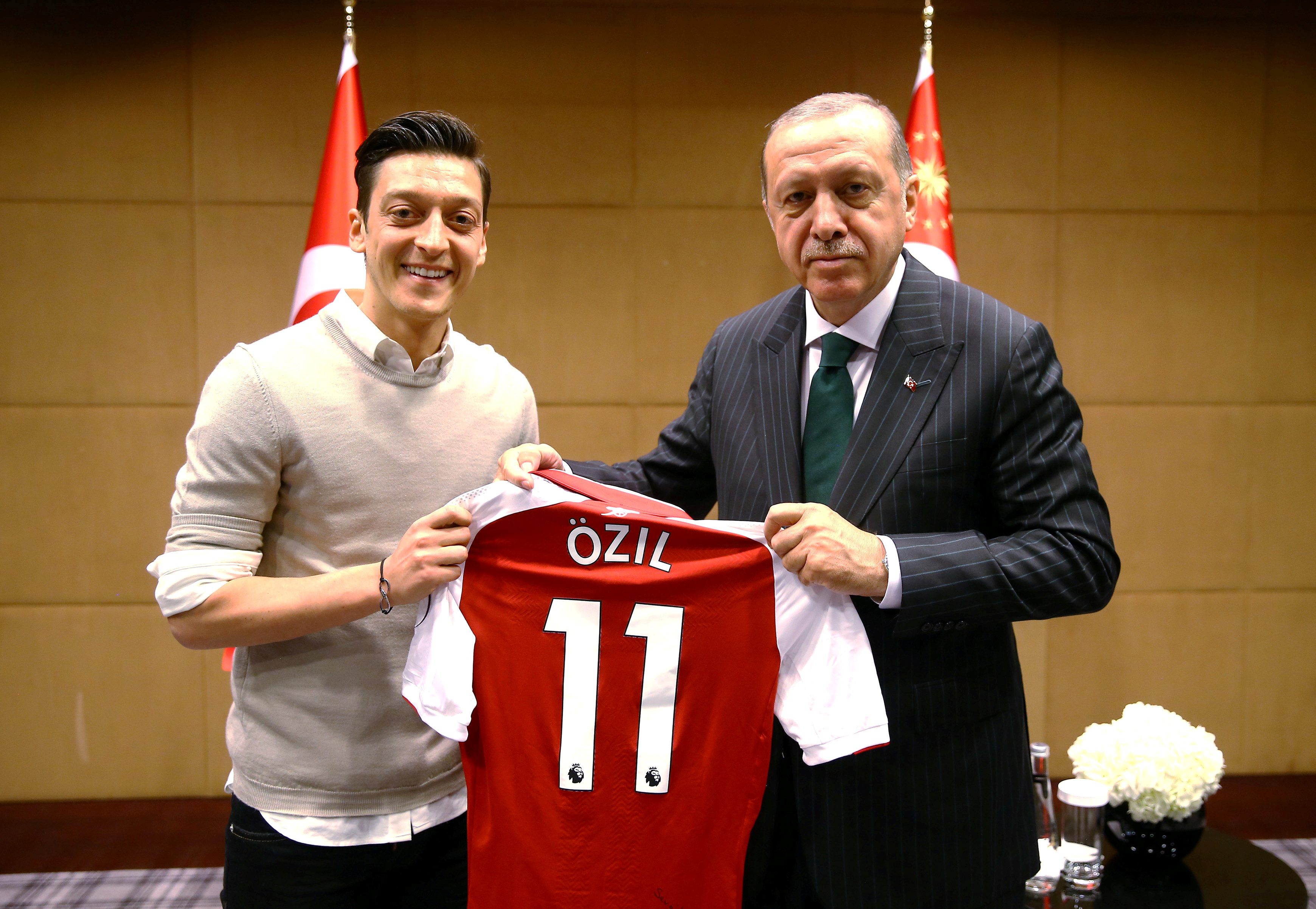 التقطا صوراً مع أردوغان فطلبت ميركل لقاءهما.. هذه مبررات لاعبَي المنتخب الألماني أوزيل وغوندوغان لما قاما به