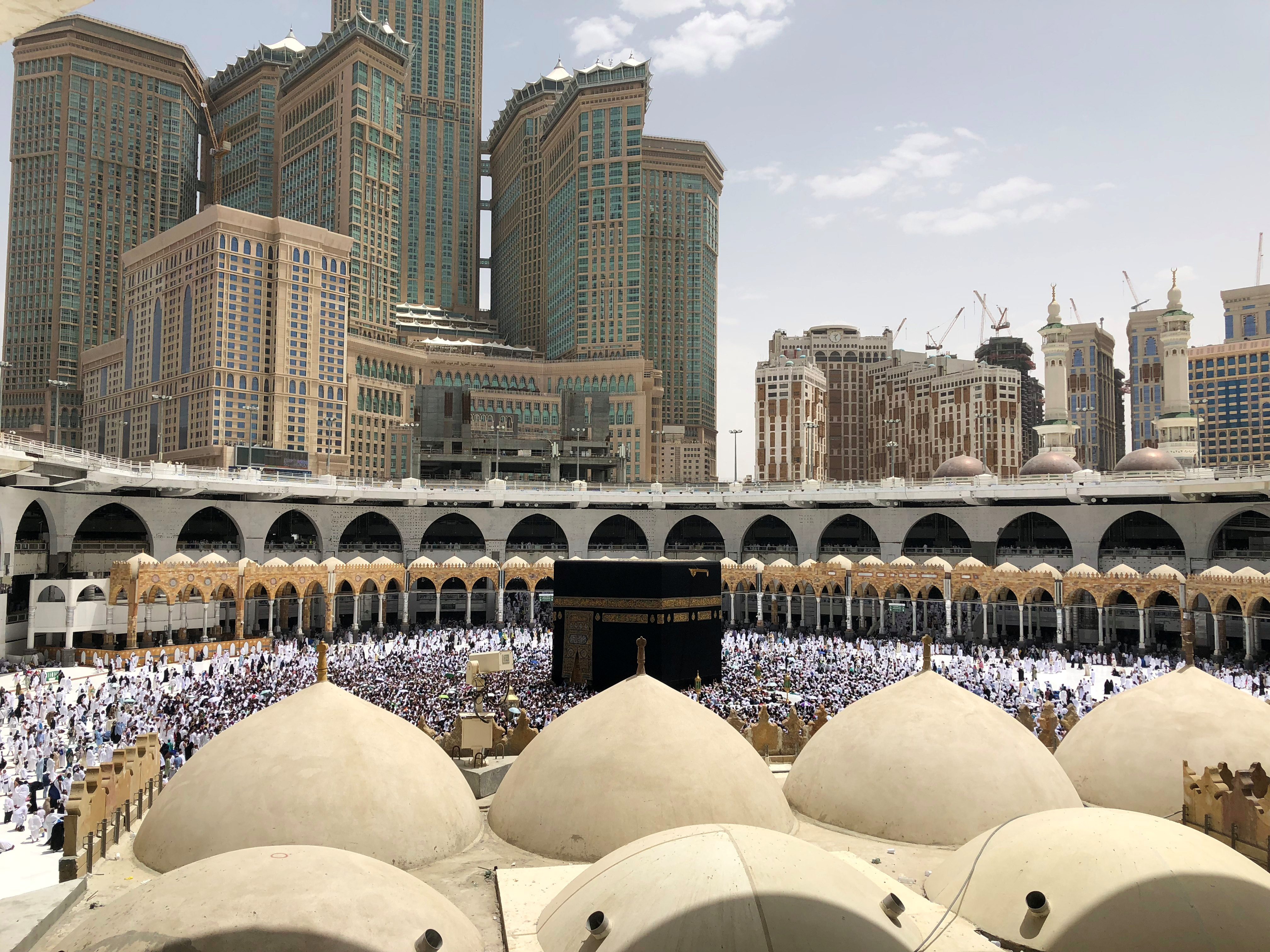 بعد انتحار فرنسي جانب الكعبة.. رجل آخر يلقي بنفسه ويسقط في صحن الطواف ويلحق الأذى بغيره