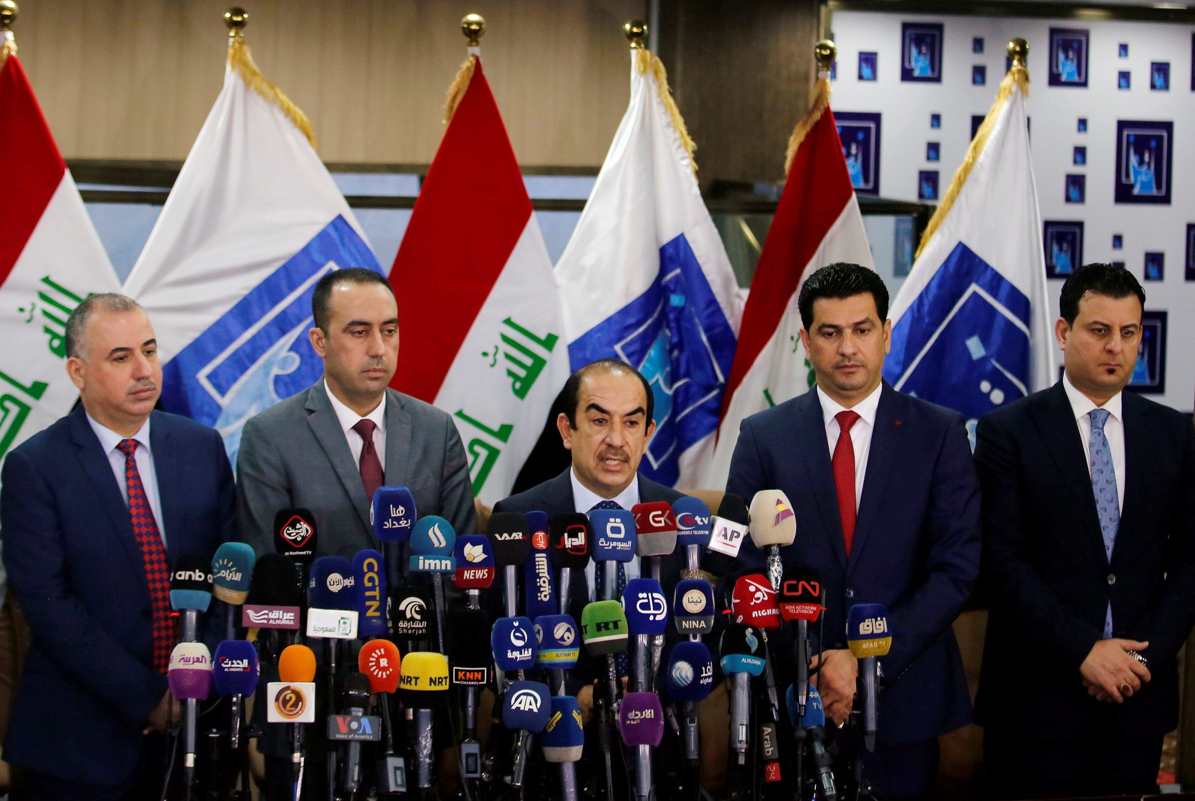 خسروا الانتخابات فأصروا على التشكيك فيها.. نواب عراقيون يسعون لإلغاء النتائج وسط اتهامات بوقوف قوى إقليمية