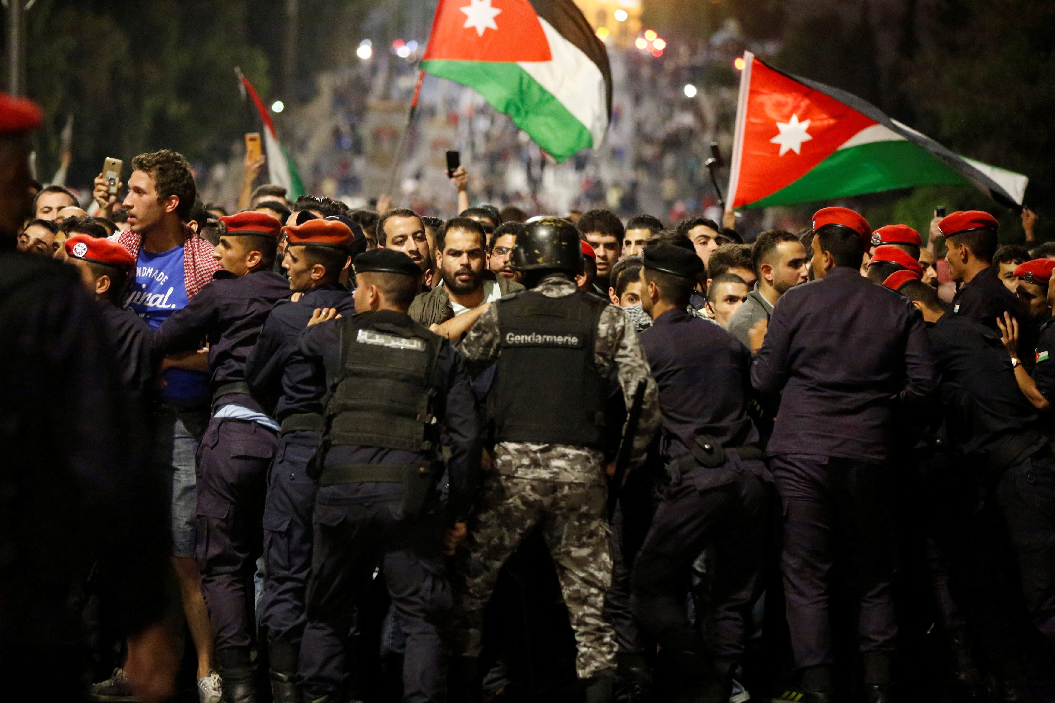مهلاً! ليست الأردن وحدها وراء قرار رفع الضريبة.. السعودية وأمريكا والأونوروا لهم يد أيضاً
