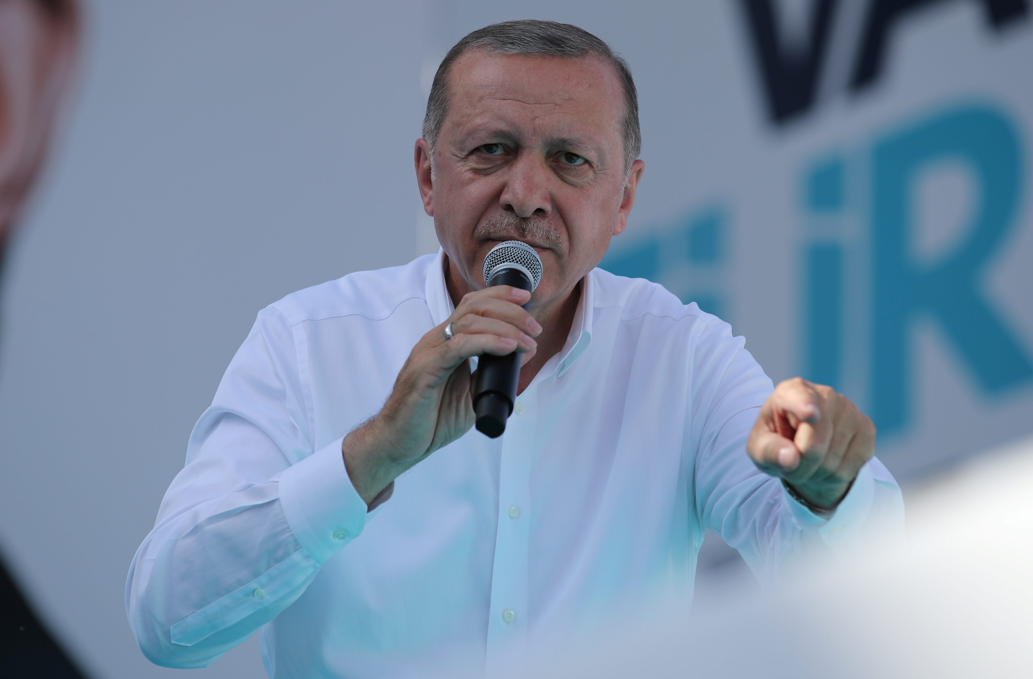 اتفقوا على شيء واحد وهو إبعاد الرئيس عن السلطة.. أردوغان يواجه 4 أحزاب معارضة واحتمال إجراء جولة ثانية قائم بقوة
