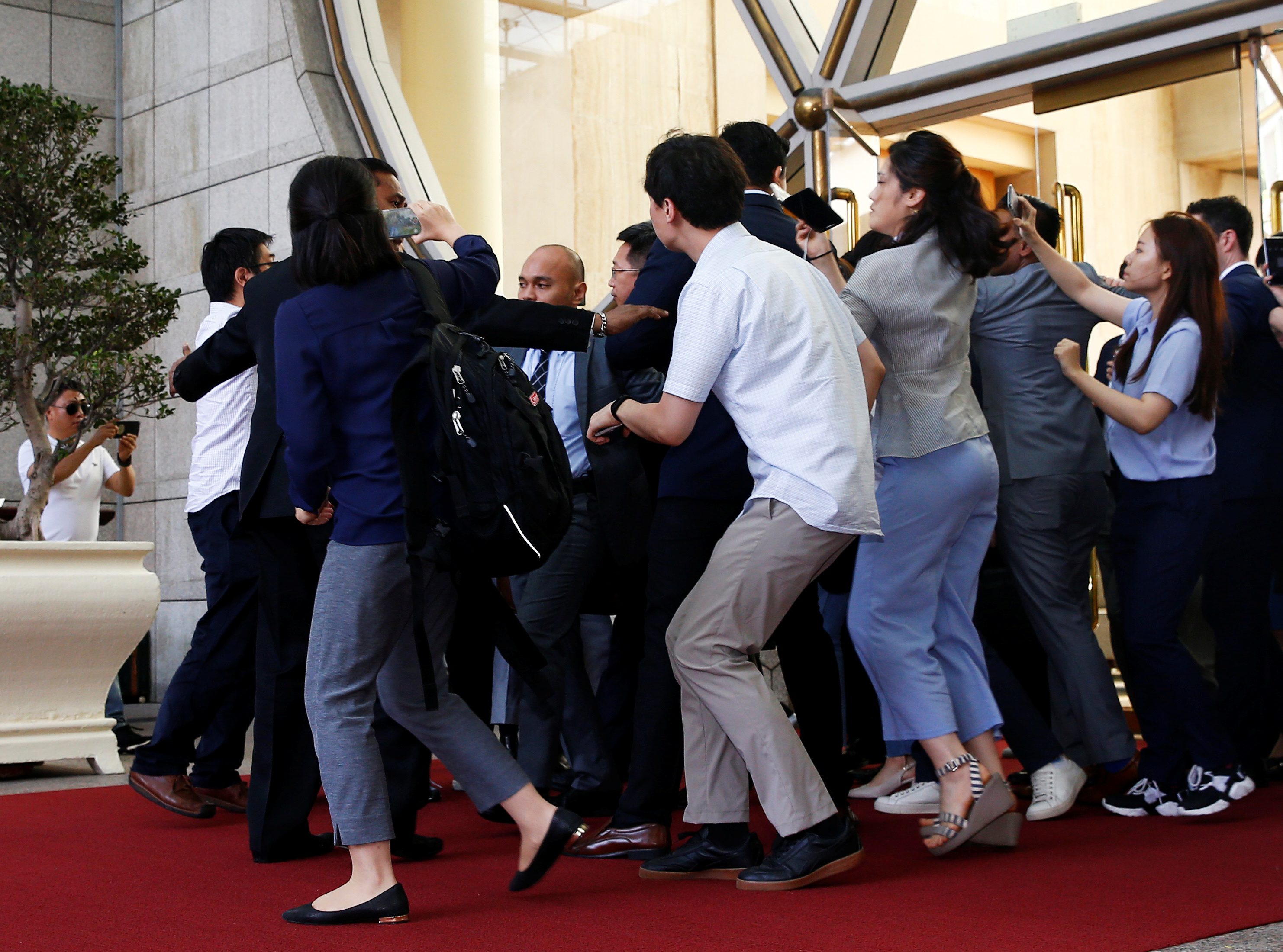 في قمة ترمب-كيم، وزعوا حقائب فيها زجاجة مياه وكتيب إرشادات على الصحفيين، لكن هذه المروحة اليدوية لم يطمئنوا لها!