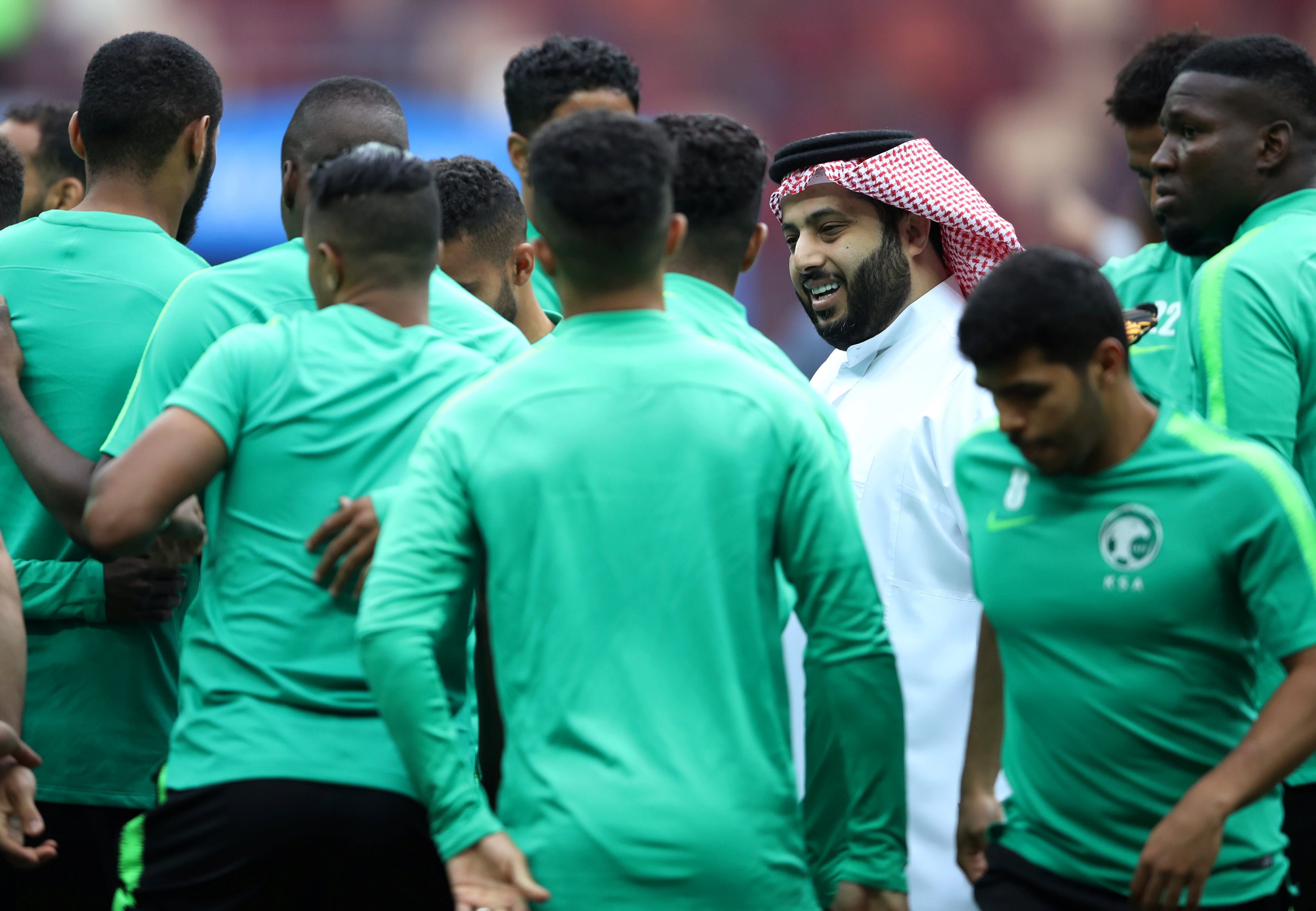 خاص: تركي آل الشيخ “يدرّب” المنتخب السعودي.. وبيتزي يشتكي “العشوائية والتدخلات”