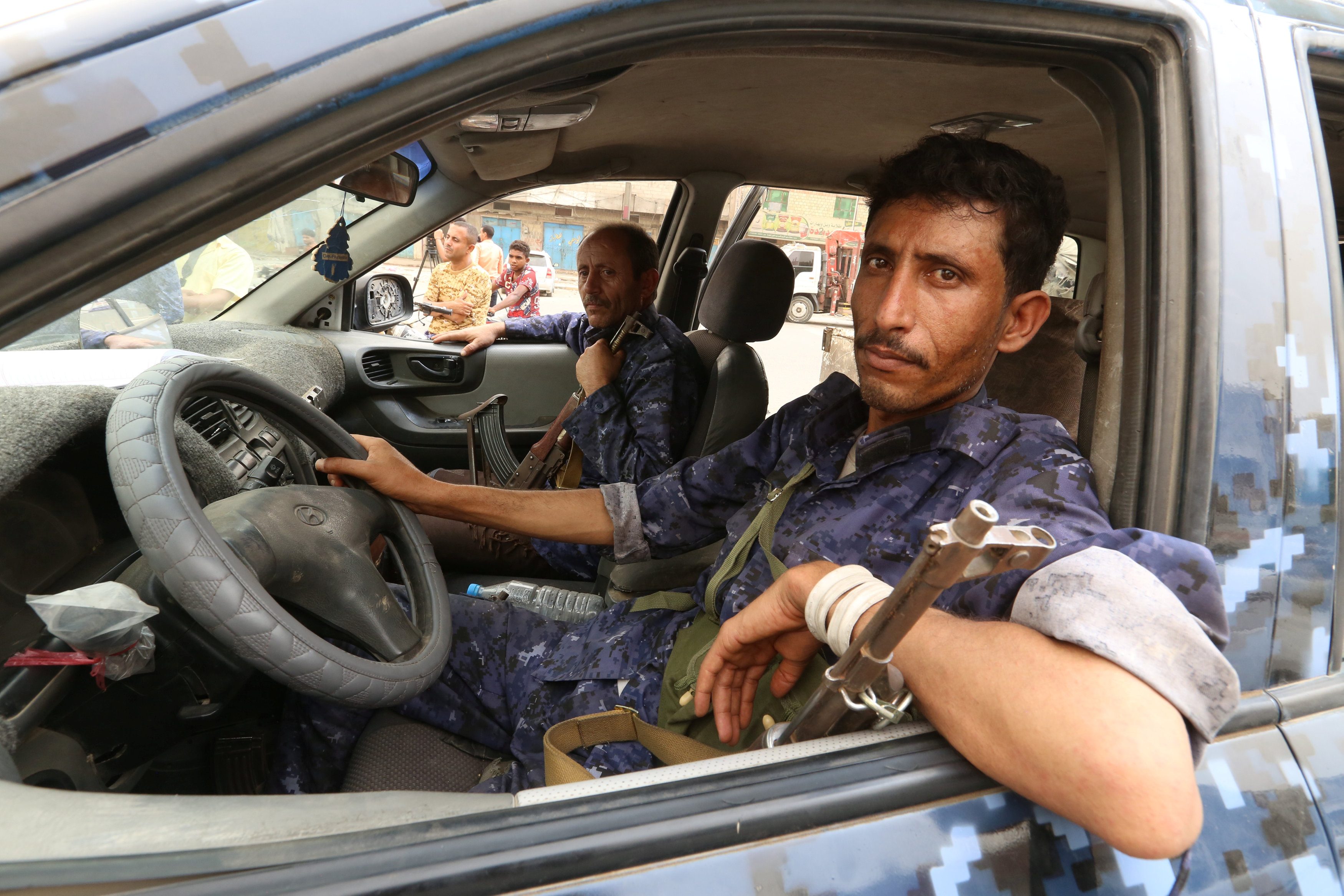 هجوم ميناء الحديدة يتباطأ.. تكتُّم حول زيارة المبعوث الدولي إلى الحوثيين ولا منتصر في حرب المطار