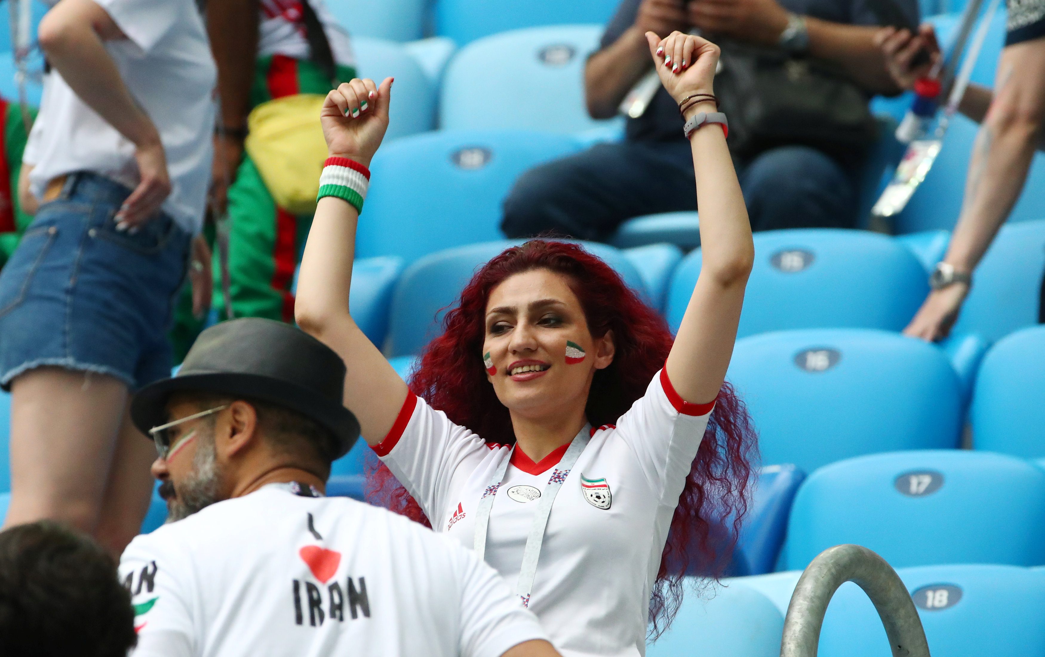 سجنوها لمحاولتها حضور مباراة كرة قدم في طهران.. كأس العالم 2018 تكشف القيود الإيرانية على النساء