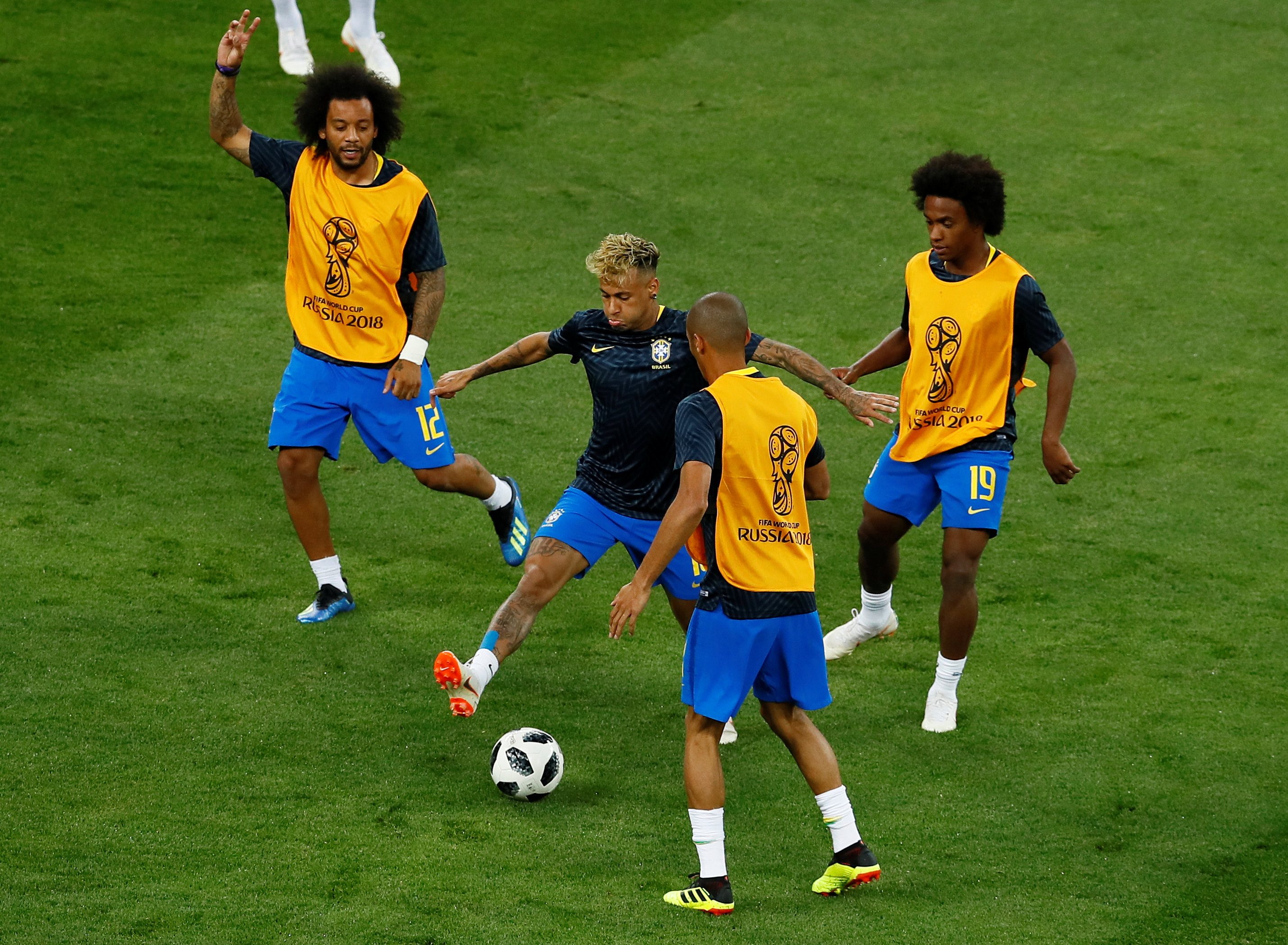 لماذا “لن يشجع” برازيليون منتخب بلادهم وبدأوا بوضع ألوان دولة أخرى بأحد الشوارع؟