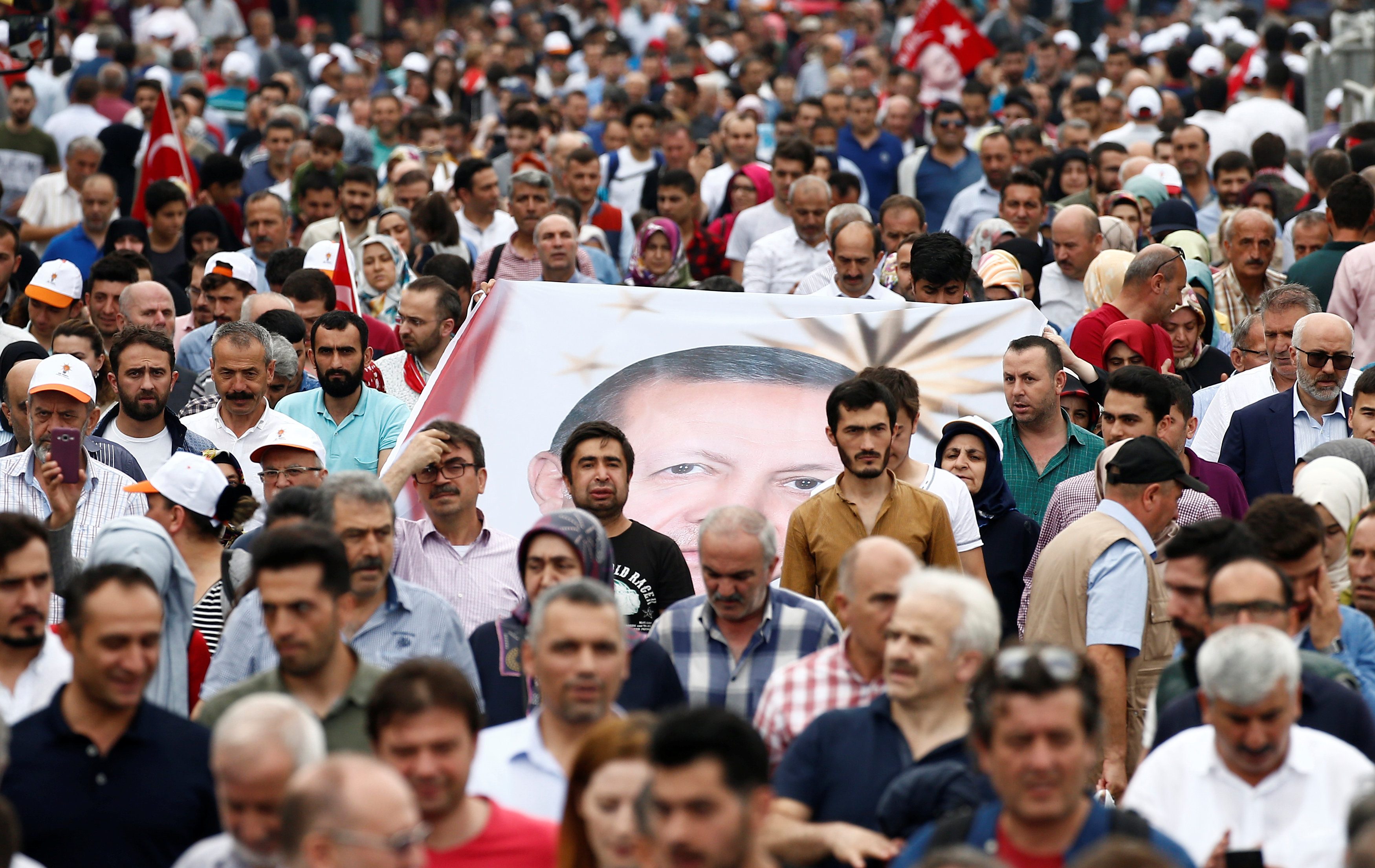كل ما تريد معرفته عن الانتخابات التركية من التبكير بالسباق الرئاسي إلى خطة أردوغان البديلة إذا فقد الأغلبية في البرلمان