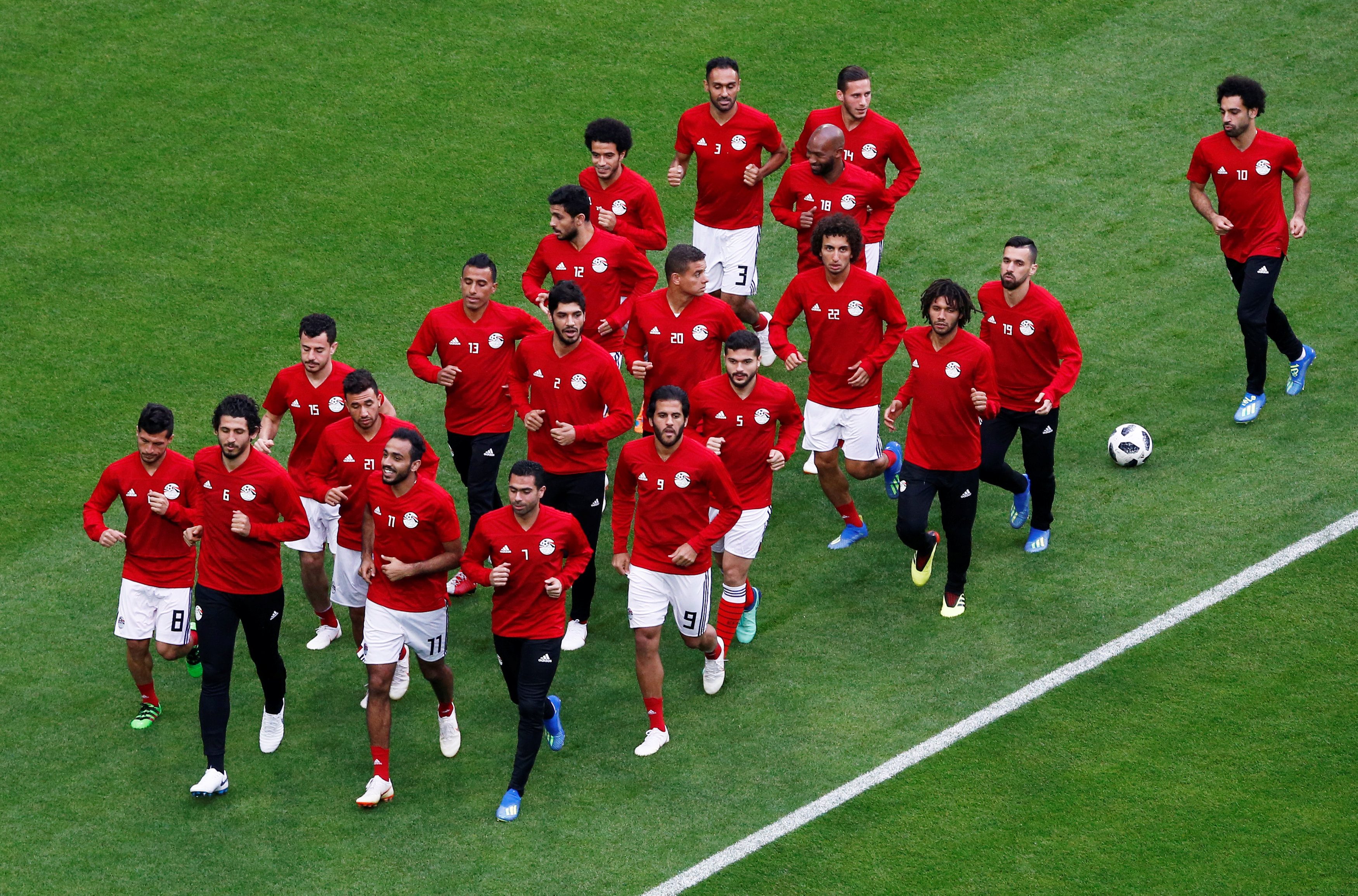 مصر مدعومة بصلاح تسعى للفوز على روسيا وإحياء آمالها في بلوغ الدور الثاني