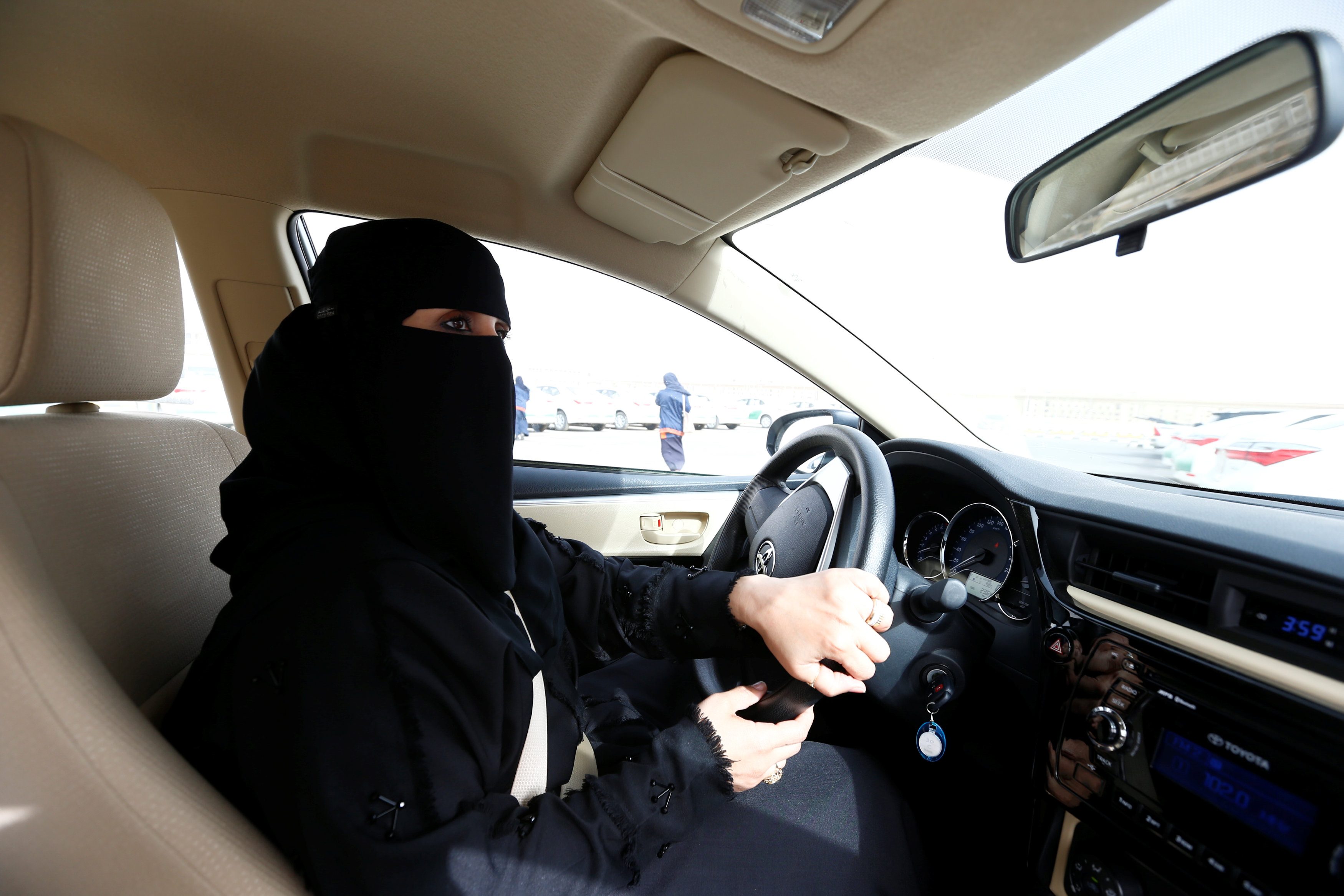 نعم، ستقود المرأة السعودية السيارة لوحدها وتعيش لحظات تاريخية في بلدها.. لكن هناك عوائق أخرى تنتظرها