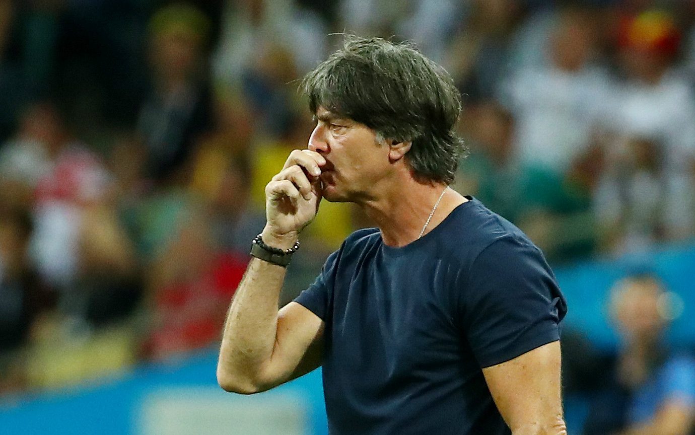 مدرب المنتخب الألماني يواصل هواياته “المقرفة”.. هذا ما رصدته الكاميرا في روسيا