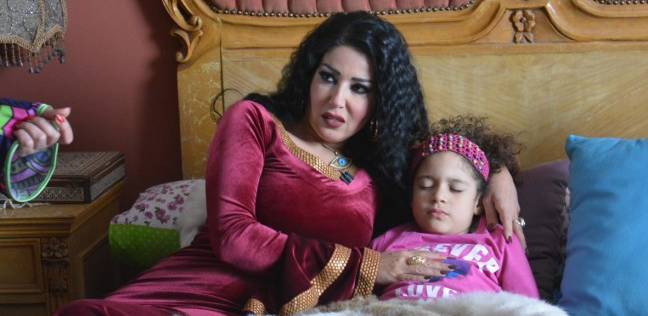 يضع سماعته على بطنها فيقول: “مبروك المدام حامل” دون تحاليل ولا غيرها.. 10 أخطاء طبية مضحكة في الدراما المصرية