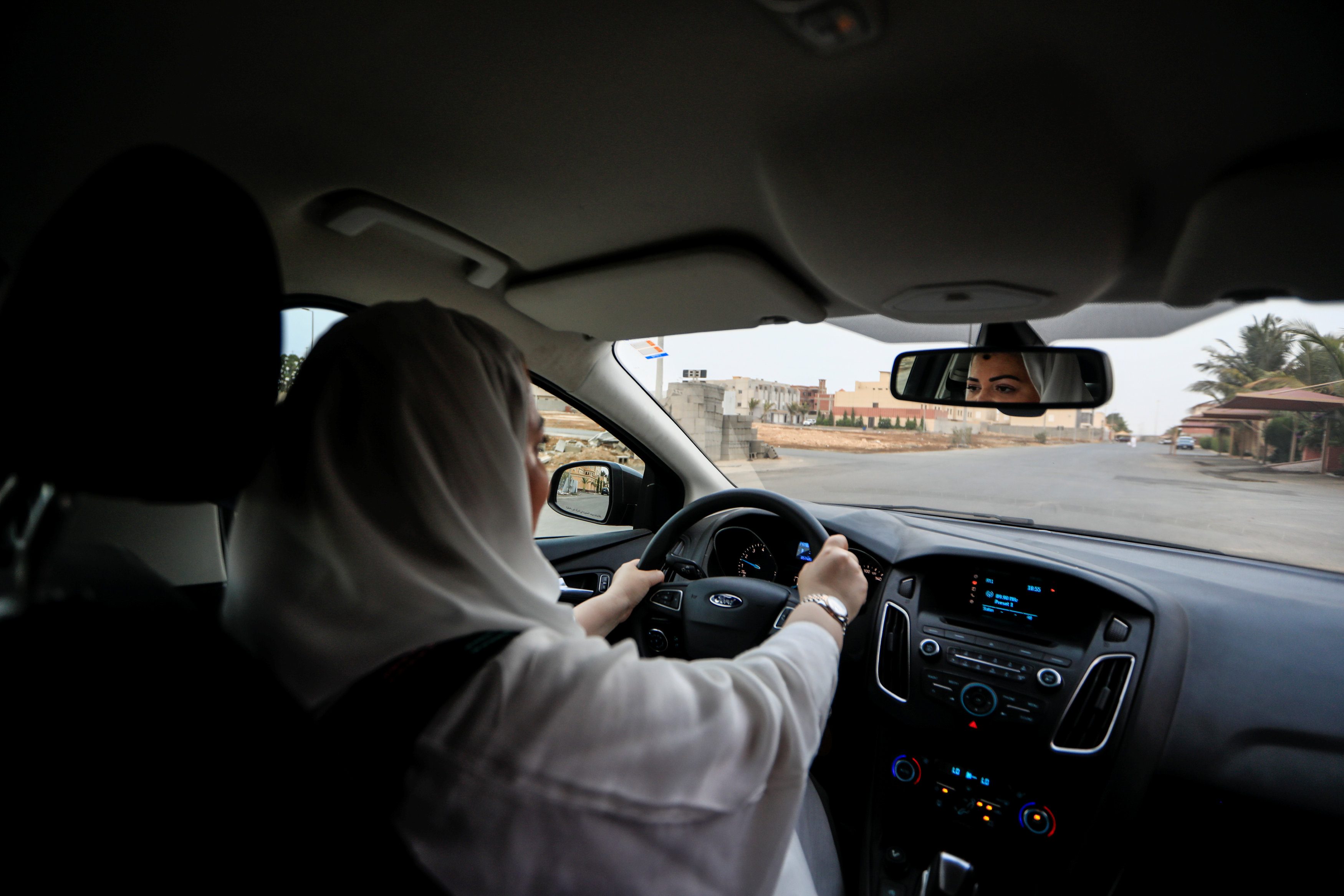 عشن عقوداً من الحرمان والتضييق قبل تحقيق حلمهن بقيادة السيارة.. لكن لماذا ستُبقي نساء سعوديات رخص قيادتهن سراً؟