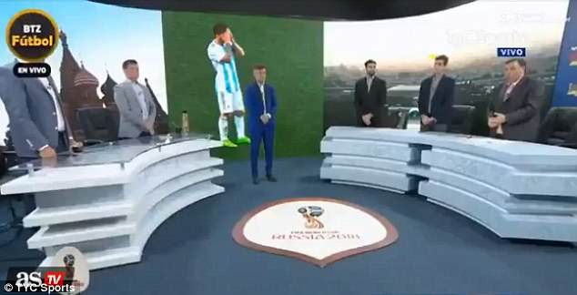 مذيعو التليفزيون الأرجنتيني يقفون “دقيقة حداد” بعد سقوط ميسي ورفاقه أمام كرواتيا!