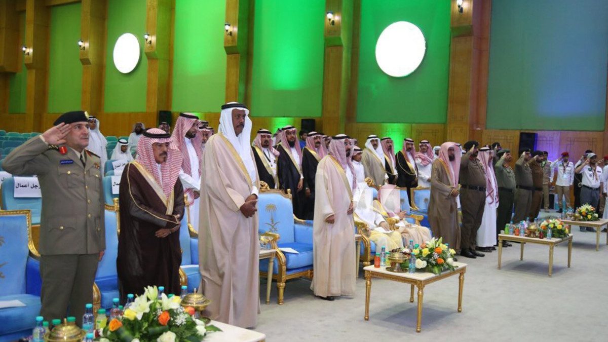 لماذا جلس اثنان ووقف الآخرون للسلام الملكي في حفل بالسعودية؟.. قرارٌ بالتحقيق معهما