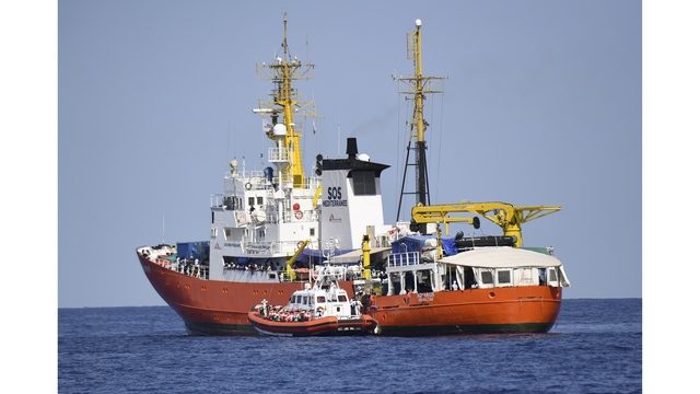 لا نقبل دروساً في النفاق.. سفينة تُقل 600 مهاجر تثير الغضب في أوروبا، وإيطاليا تستدعي السفير الفرنسي