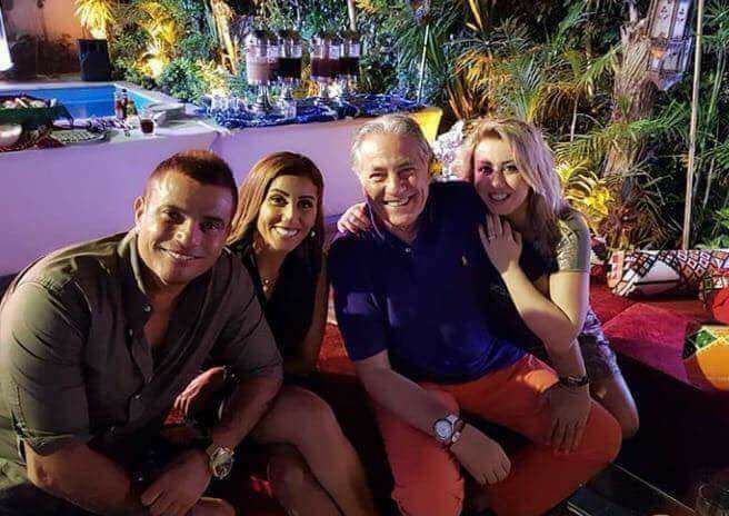 أعلن عن حفلٍ غنائي فيها الأسبوع المقبل… هل سافر عمرو دياب إلى جزيرة ميكونوس للزواج من دينا الشربيني؟!