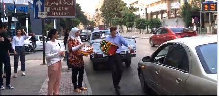 فيديو لسفير بريطانيا بـ القاهرة وهو يوزّع التمر على الصائمين بالشارع: كل ما تقعد بمصر تلاقي عادات وتقاليد أحلى