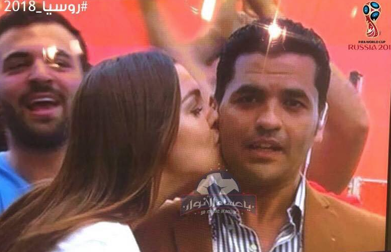مشجعة روسية تفاجئ مراسلاً مصرياً بقبلة مباشرة على الهواء خلال تغطية كأس العالم!