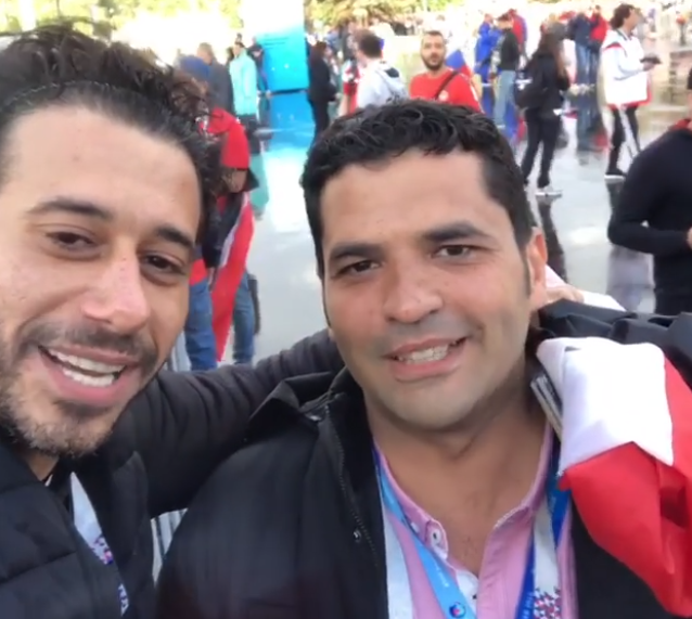 أحمد السعدني التقى بالمراسل المصري “صاحب قبلة المشجعة الروسية”.. شاهد ما فعله!