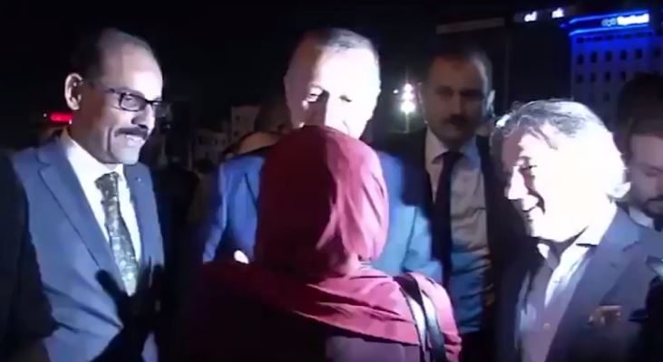 “بنحبك بزاف”.. أردوغان يلتقي بالصدفة امرأة جزائرية ويتحدث معها باللغة العربية