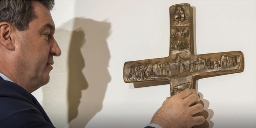 في بافاريا علَّقوا الصليب في المقرات الحكومية والمدارس وقالوا إنه رمز للهوية.. ورجال دين يحذرون من توظيفه لخدمة السياسة