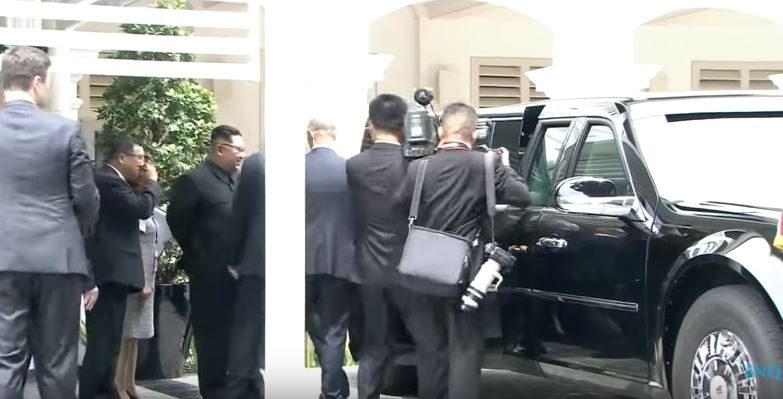 بعد الغداء أخذ ترمب كيم ليريه سيارته الفارهة.. وفتحوا له أبوابها ليلقي نظرة داخلها، وهكذا كان رد فعل الزعيم الشاب (فيديو)