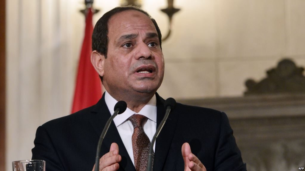 شاهد.. الرئيس المصري يخترق القانون أثناء توجهه لأداء القَسَم على احترام الدستور والقانون