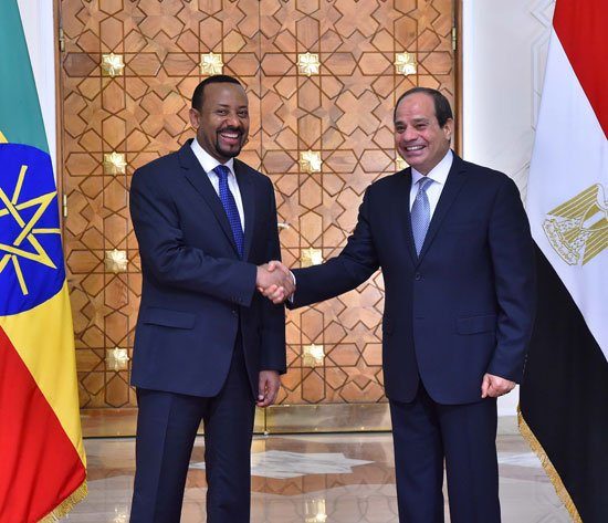 “والله والله لن نقوم بأي ضرر بمياه مصر”.. السيسي لرئيس وزراء إثيوبيا وهو يضحك: ردد القسم تاني (فيديو)