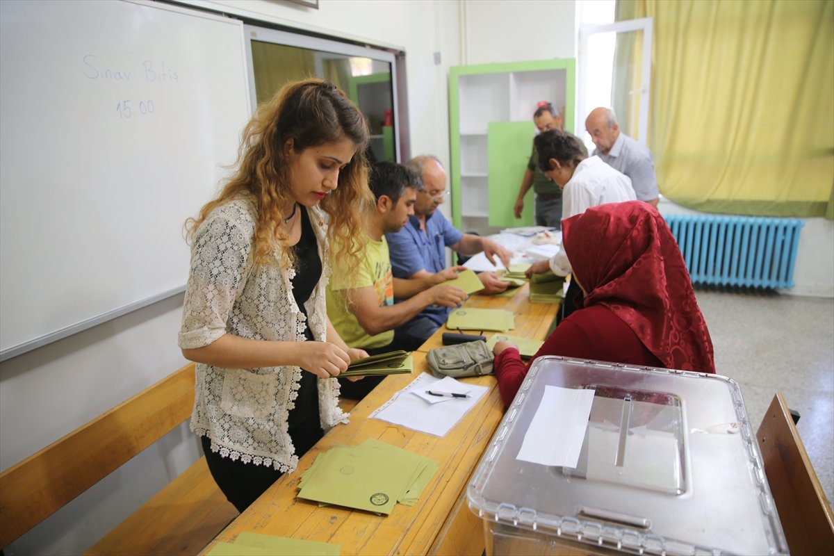 17 ألف تركي أتتهم صناديق الاقتراع إلى منازلهم.. صور وفيديو لمرضى ومُقعدين يدلون بأصواتهم بشكل سرّي في البيوت